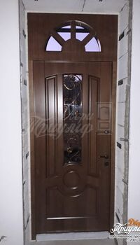 высокая темная входная дверь с верхней фрамугой со стеклопакетами - фото внутри.jpeg